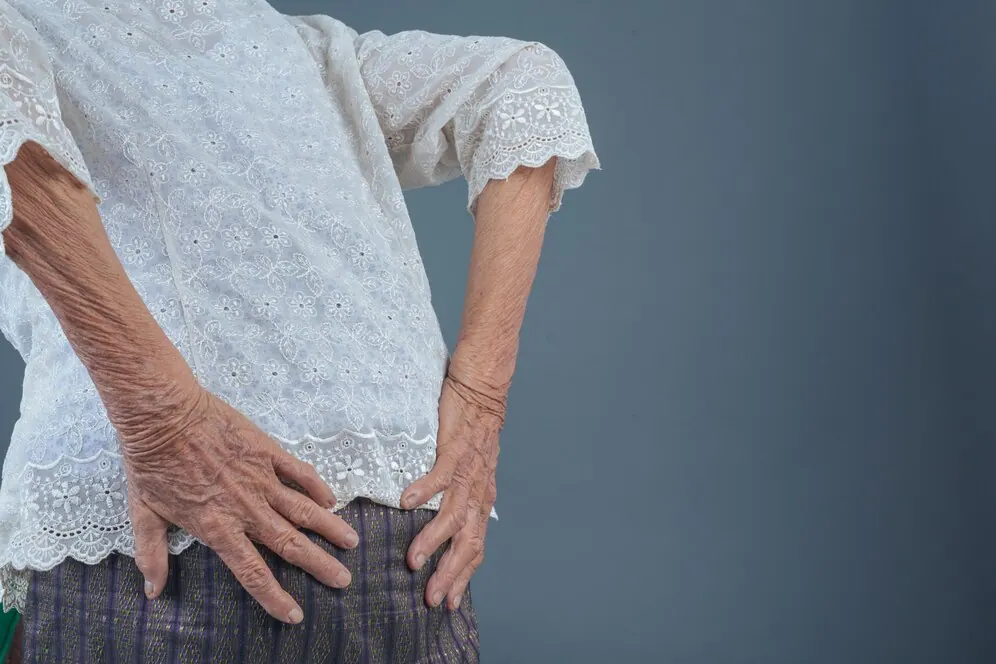 Elderly women with pain 1150